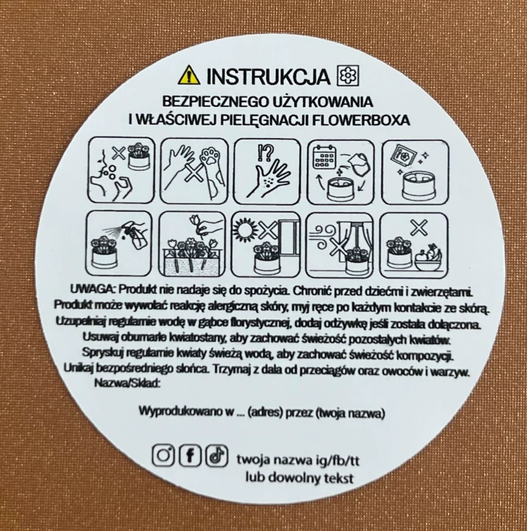 Okrągła naklejka z polską instrukcją pielęgnacji i bezpieczeństwa dla flowerboxa na brązowym opakowaniu. Etykieta do flowerboxów z zasadami bezpiecznego użytkowania.