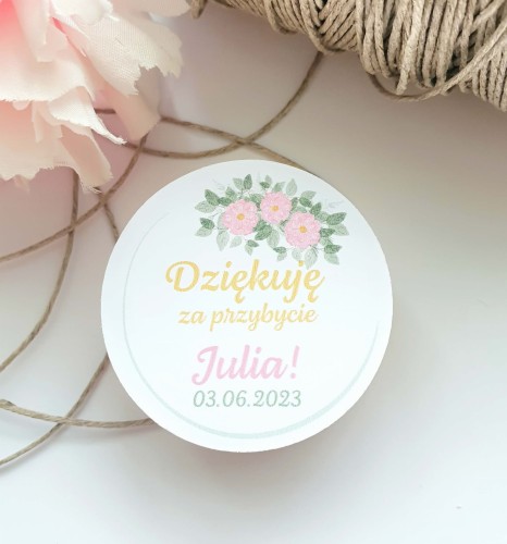 Okrągła personalizowana naklejka komunijna dla dziewczynki z napisem 'Dziękuję za przybycie' z różowymi kwiatami i imieniem oraz datą uroczystości