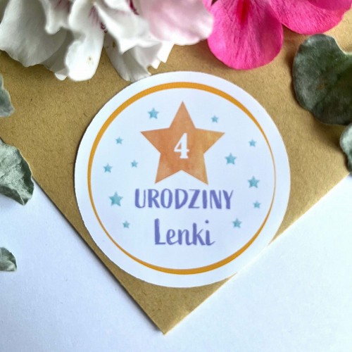 Okrągła personalizowana naklejka na 4 urodziny dziewczynki z imieniem . Wzór z dużą pomarańczową gwiazdą, cyfrą 4, małymi niebieskimi gwiazdkami i fioletowym napisem.